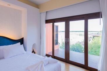 هتل Baan Talay See Cream Resort