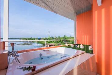 هتل Baan Talay See Cream Resort