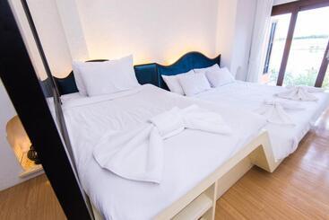 هتل Baan Talay See Cream Resort