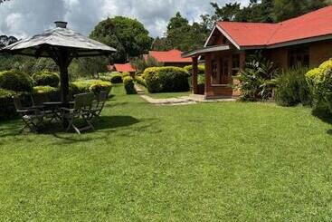 هتل Swiss Farm Cottage