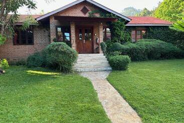 هتل Swiss Farm Cottage