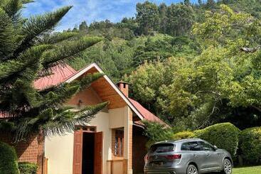 هتل Swiss Farm Cottage