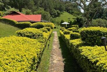 هتل Swiss Farm Cottage