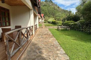 هتل Swiss Farm Cottage