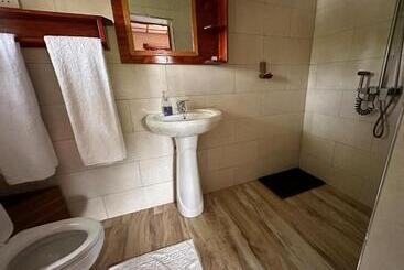 هتل Swiss Farm Cottage