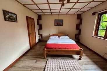 هتل Swiss Farm Cottage