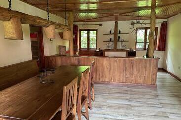 هتل Swiss Farm Cottage