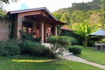 هتل Swiss Farm Cottage