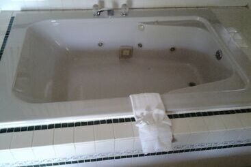 مُتل Norton Shores Inn