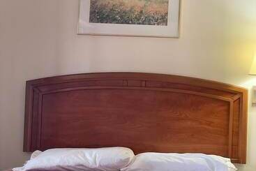 مُتل Norton Shores Inn
