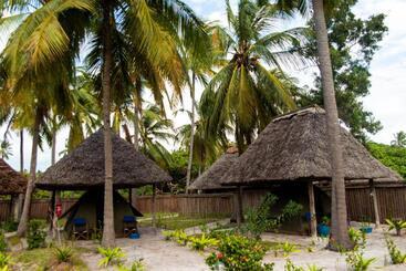 استراحتگاه Butiama Marine Camp