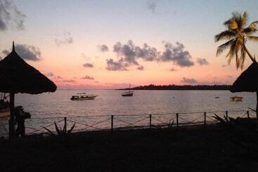 استراحتگاه Butiama Marine Camp