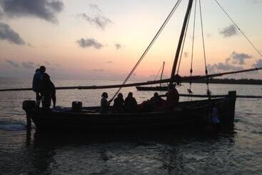 استراحتگاه Butiama Marine Camp