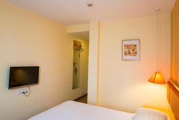 هتل Home Inn Nantong Tongzhou Shimin Square Pedestrian Street