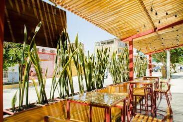 هتل Hostal Oro Negro