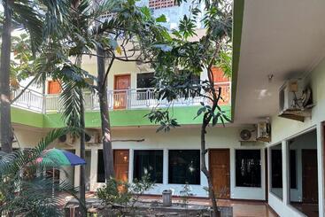 Отель Global Inn Syariah Mitra Reddoorz Near Juanda T1 Airport