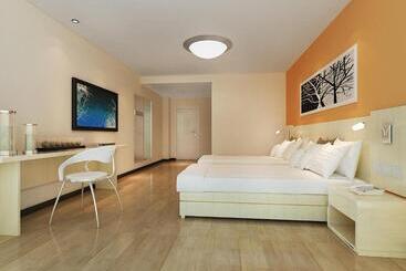 هتل 7days Inn Aksu Airport