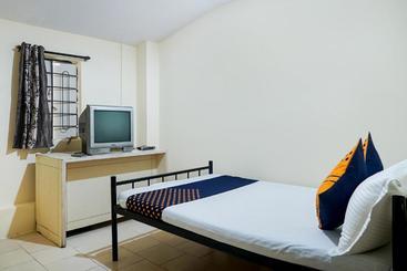 ホテル Spot On 65435 Virndavan Lodging