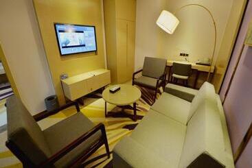 Lavande Hotel Xingyi Jushan Avenue