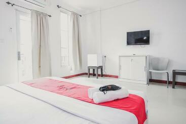 پانسیون Reddoorz Near Nagoya Hill Batam 4