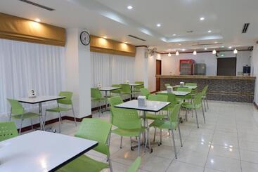 هتل Auychai Grand