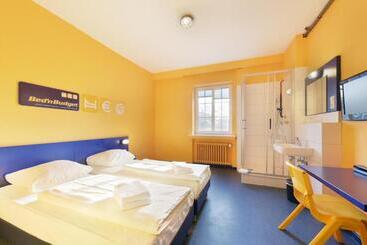 Bed Nbudget Expo Hostel Rooms