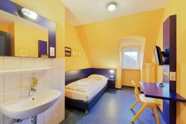 Bed Nbudget Expo Hostel Rooms