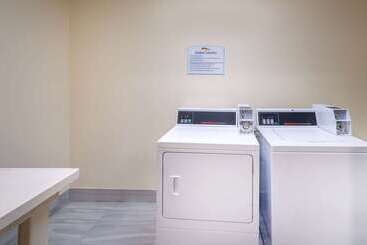 هتل Baymont By Wyndham Savannah South