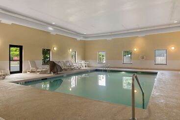 هتل Clarion Pointe Charleston  West Ashley