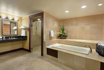 هتل Embassy Suites By Hilton Huntsville
