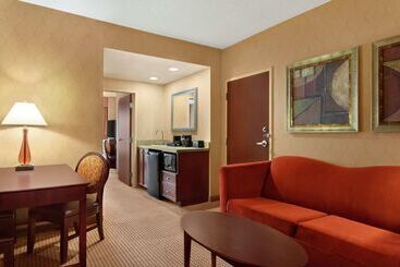 Hotel Embassy Suites By Hilton Huntsville  And Spa