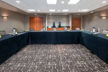 هتل Embassy Suites By Hilton St. Louis St. Charles