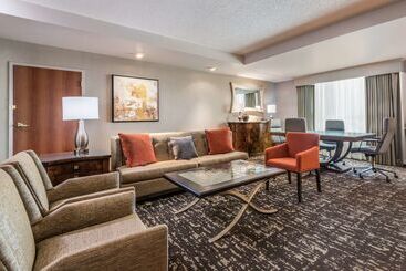 هتل Embassy Suites By Hilton St. Louis St. Charles