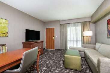 هتل Embassy Suites By Hilton St. Louis St. Charles