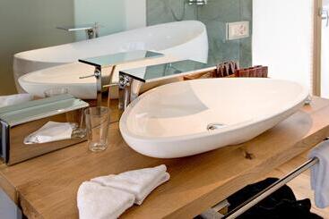 هتل Firefly Luxury Suites