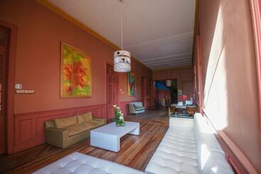 هتل Happy House Hostel
