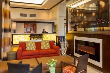 هتل Hilton Garden Inn Buffalo Airport
