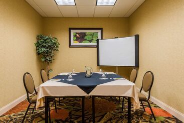 هتل Hilton Garden Inn Buffalo Airport