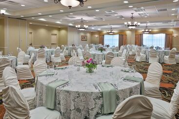 هتل Hilton Garden Inn Buffalo Airport