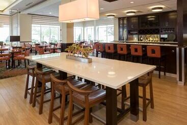 هتل Hilton Garden Inn Buffalo Airport