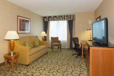 هتل Hilton Garden Inn Buffalo Airport