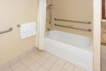 هتل Hilton Garden Inn Buffalo Airport
