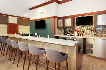 هتل Hilton Garden Inn Chicago North Shore / Evanston