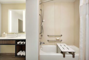 هتل Hilton Garden Inn Dubuque Downtown