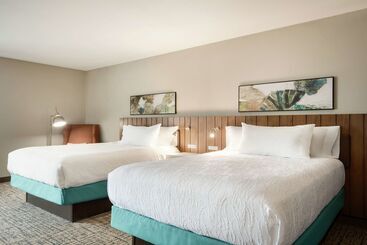 هتل Hilton Garden Inn Dubuque Downtown