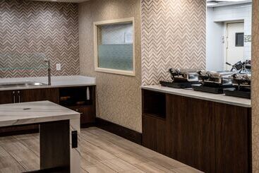 هتل Hilton Garden Inn Fayetteville Fort Liberty