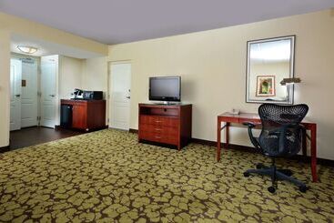 هتل Hilton Garden Inn Raleigh Capital Blvd I540