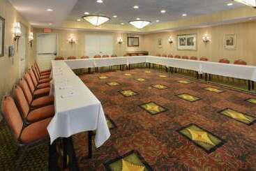 هتل Hilton Garden Inn Raleigh Capital Blvd I540