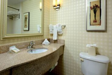 هتل Hilton Garden Inn Raleigh Capital Blvd I540