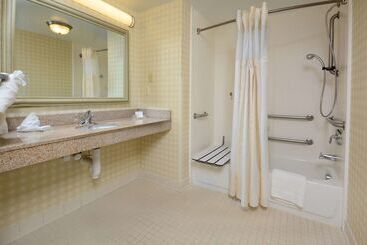 هتل Hilton Garden Inn Raleigh Capital Blvd I540